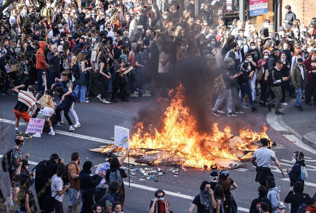 在法国南部图卢兹周二的抗议集会上，示威者在马路上焚烧杂物。（图取自法新社）