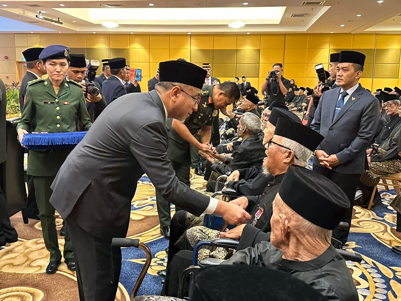 阿德里（左）颁发PJM勋章予退伍军人。