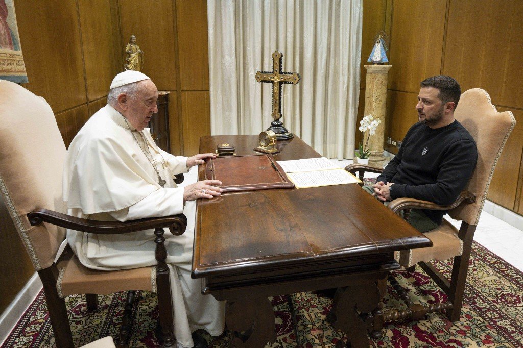 罗马天主教教宗方济各与乌克兰总统泽连斯基，举行了40分钟的私人会晤。（图取自梵蒂冈媒体/法新社）