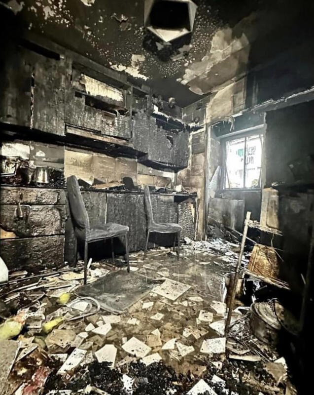 火势从厨房蔓延，单位被烧得面目全非。 （取自新加坡民防面子书）