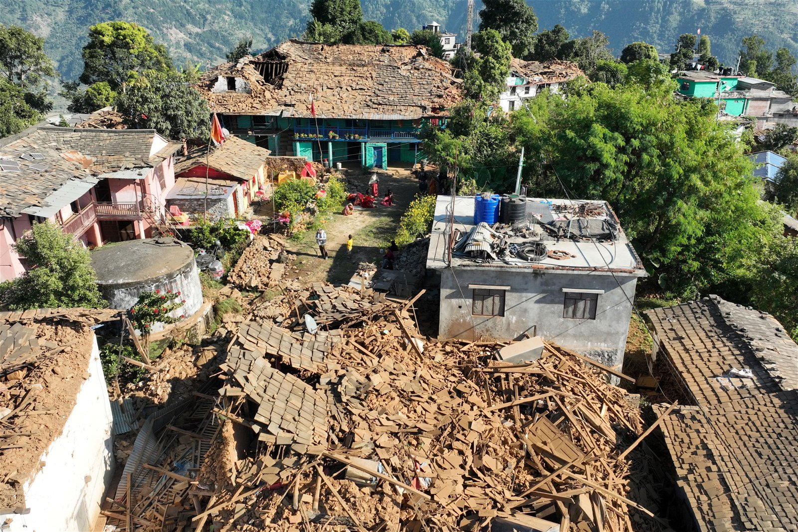 尼泊尔西部山区格尔纳利区贾加科特，当地时间周五发生5.6级地震，造成至少157人丧生、375人受伤。（图取自法新社）