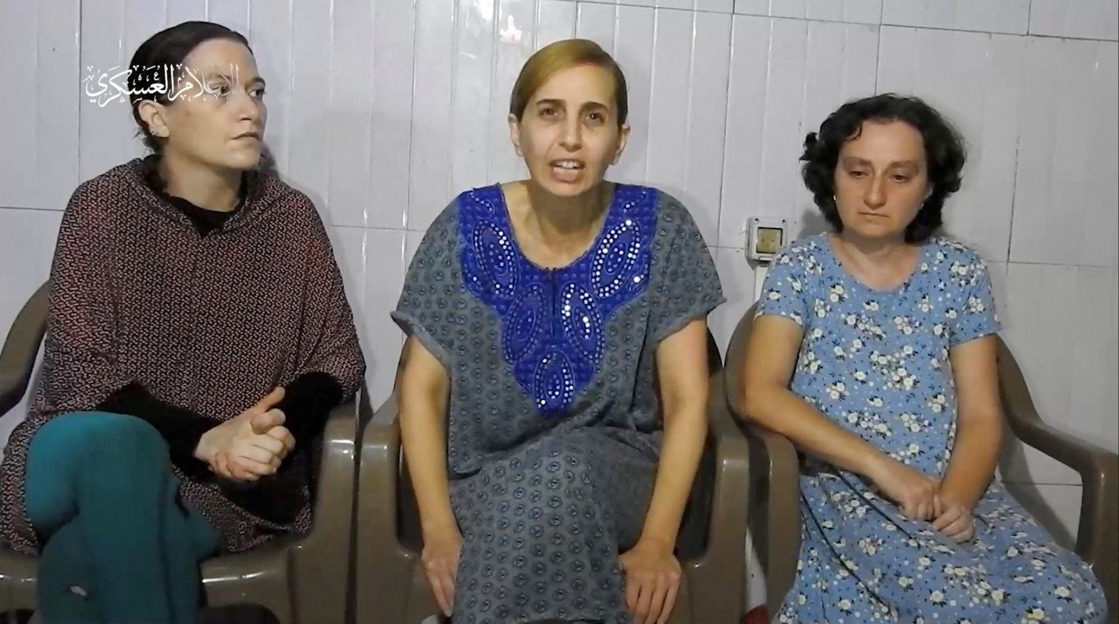 哈马斯旗下武装派别“卡桑旅”在10月30日发布3名以色列女人质的视频，中间的女人质在视频中严厉抨击内塔尼亚胡政府未能保护平民。（图取自“卡桑旅”/Telegram/路透社）