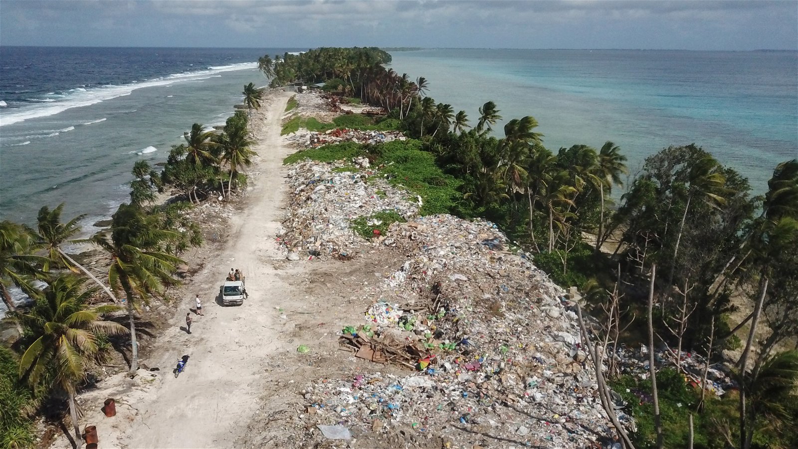 2019年8月15日，图瓦卢首都富纳富提北部，用于处理废物的垃圾场鸟瞰图。（图取自澳联社/路透社）