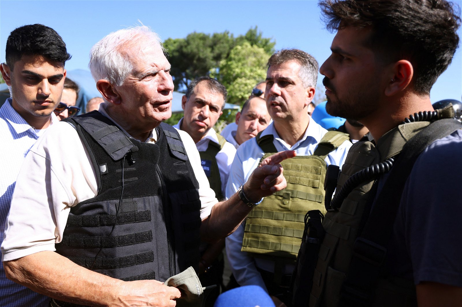 欧盟外交与安全政策高级代表博雷利（左），当地时间周四在以色列外交部长科恩（右2）陪同下，访问以色列南部区贝埃里基布兹（集体农庄）时与一名士兵交谈。（图取自法新社）
