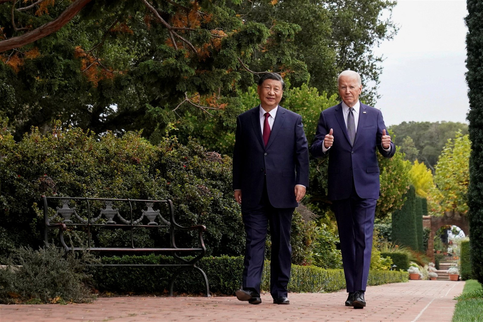中国国家主席习近平（左）和美国总统拜登，当地时间周三在美国三藩市斐洛里庄园散步。（路透社档案照）