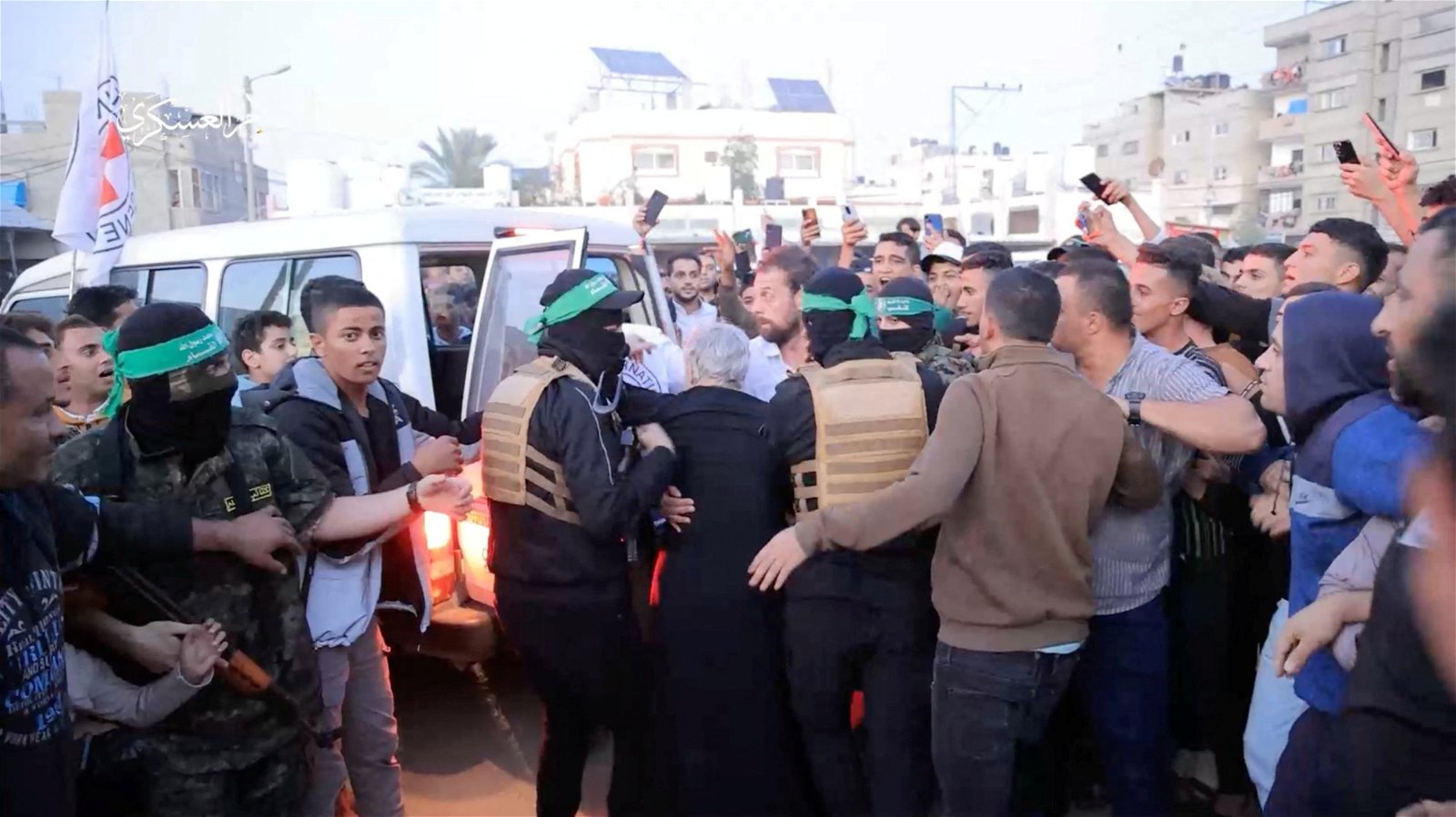 巴勒斯坦伊斯兰抵抗运动（哈马斯）当地时间周五释放第一批以色列人质。（图取自哈马斯军方/路透社）