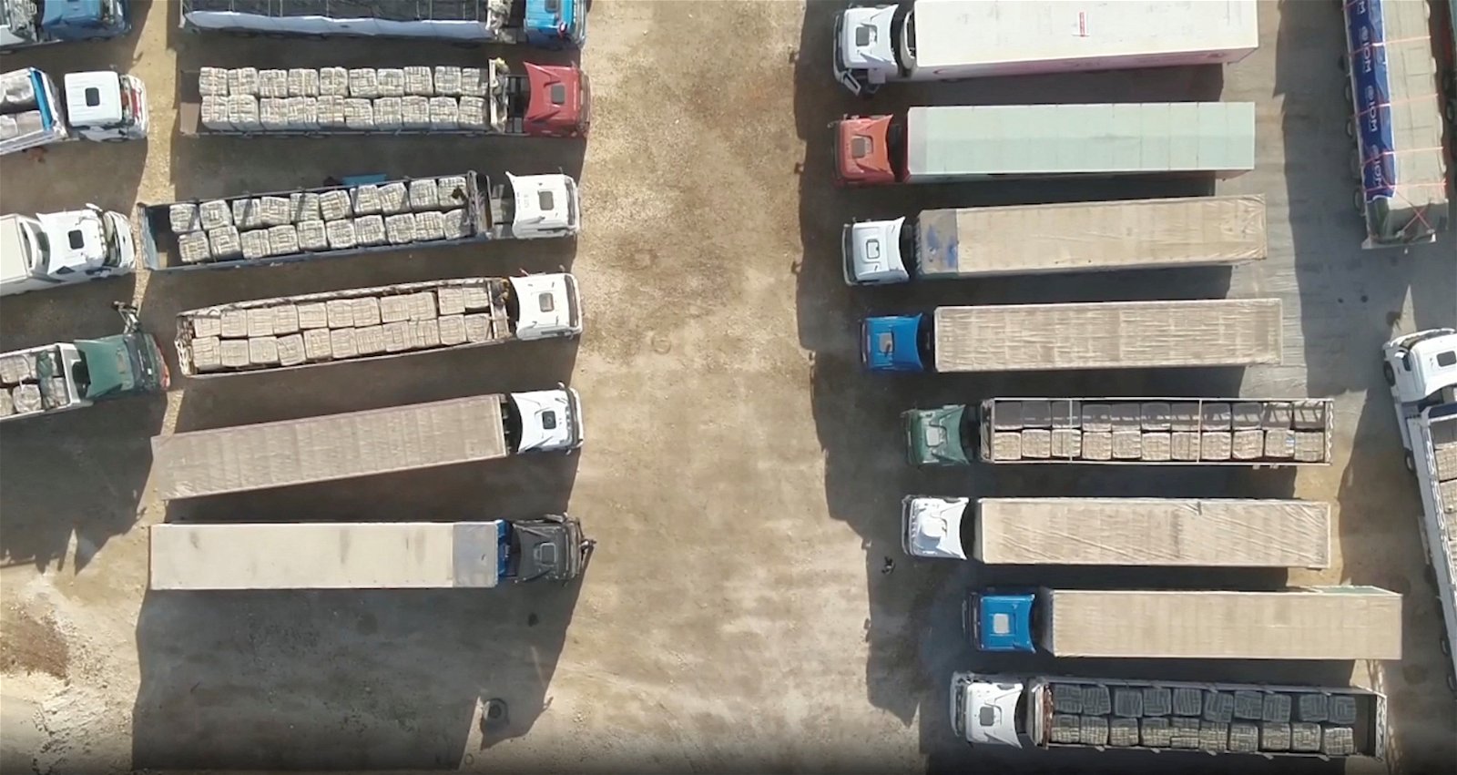 以巴休战开始的第一天，有196辆卡车载著人道主义援助物资，通过拉法关卡进入加沙。（图取自以色列国防部/路透社）