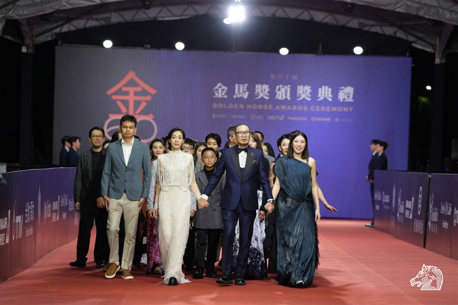 张吉安率领一众演员及团队走红地毯。