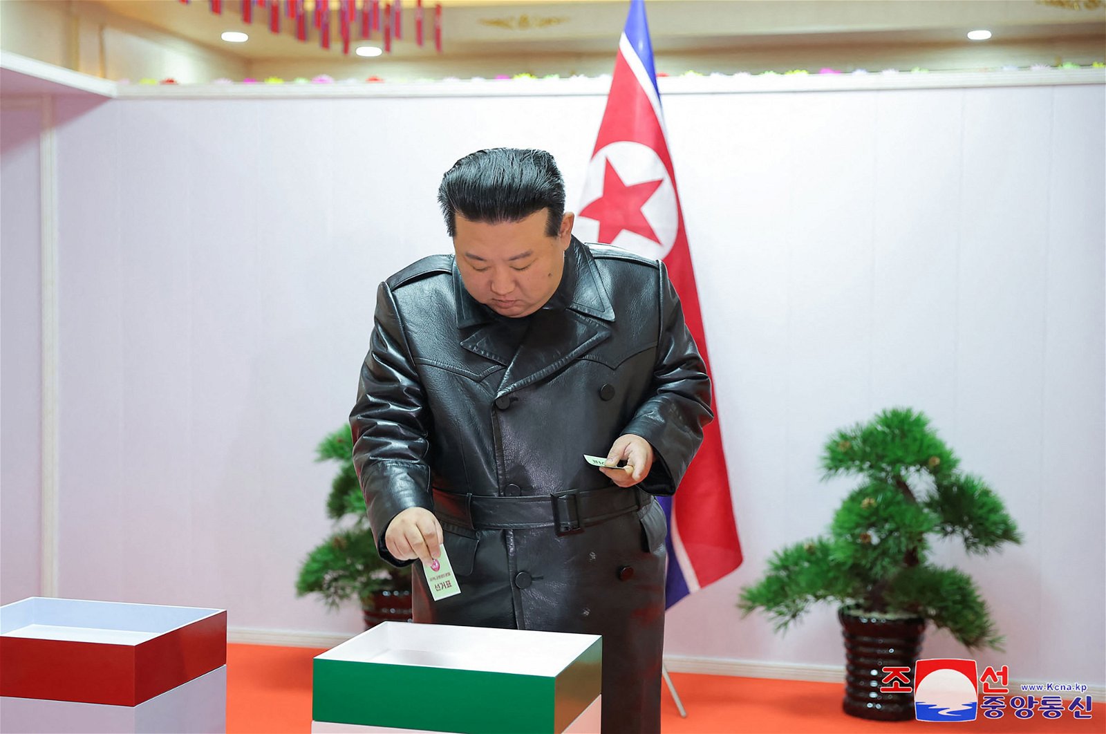 朝鲜最高领导人金正恩周日在朝鲜咸镜南道投票站投票。（图取自朝中社/法新社）