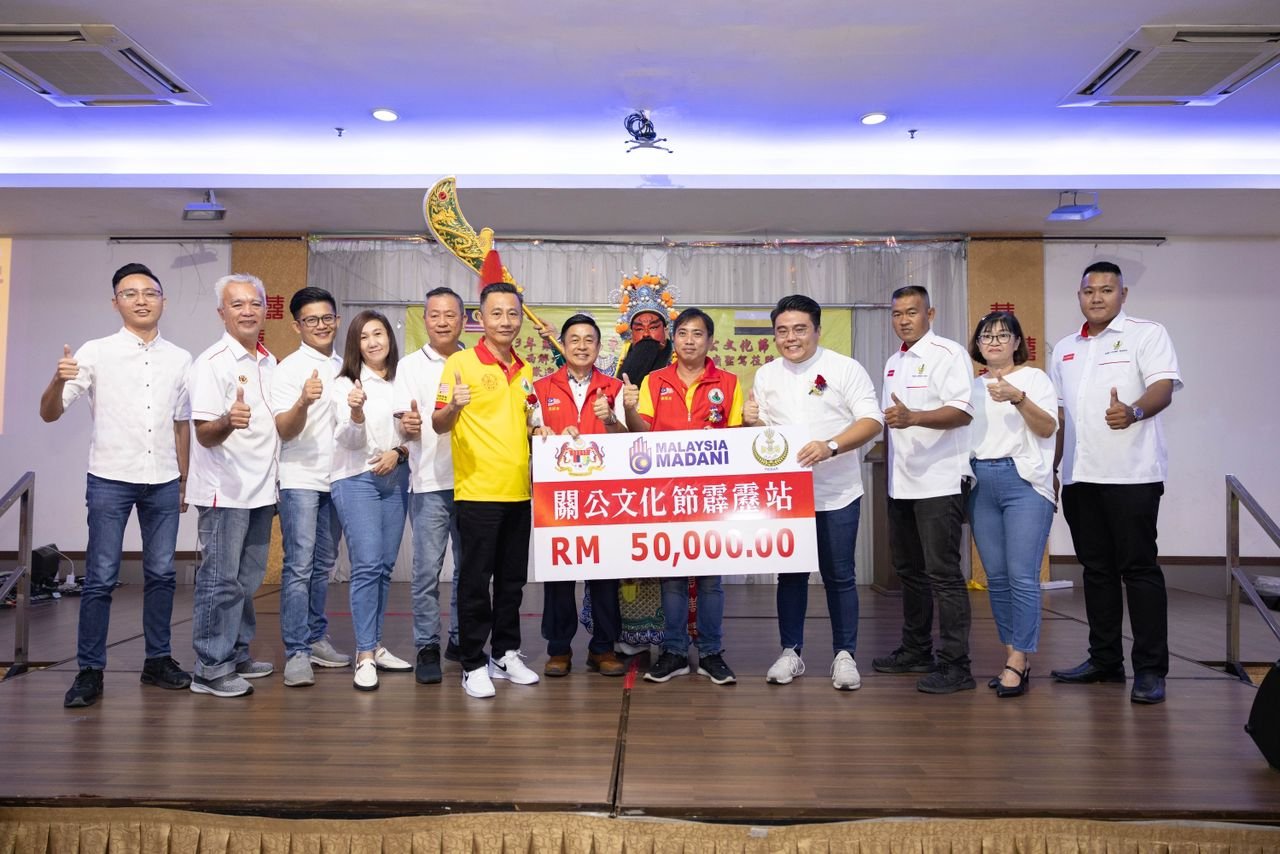 吴家良（右4）代表霹雳州团结政府移交5万令吉拨款，支助国际关公文化节霹雳站活动。
