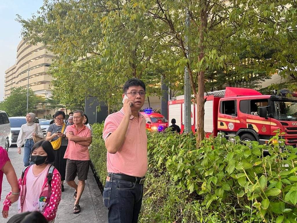 曾笳恩正巧就在新山谷中城广场，在面子书发文表示，现场紧急疏散，但未明细当下情况及疏散原因。
