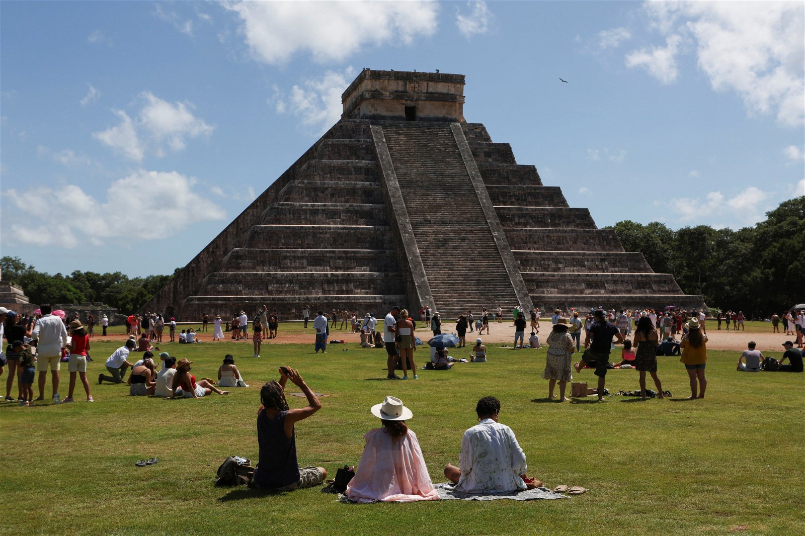 人们当地时间周六，聚集在墨西哥皮斯特的奇琴伊察考古区观看日食。（图取自路透社）