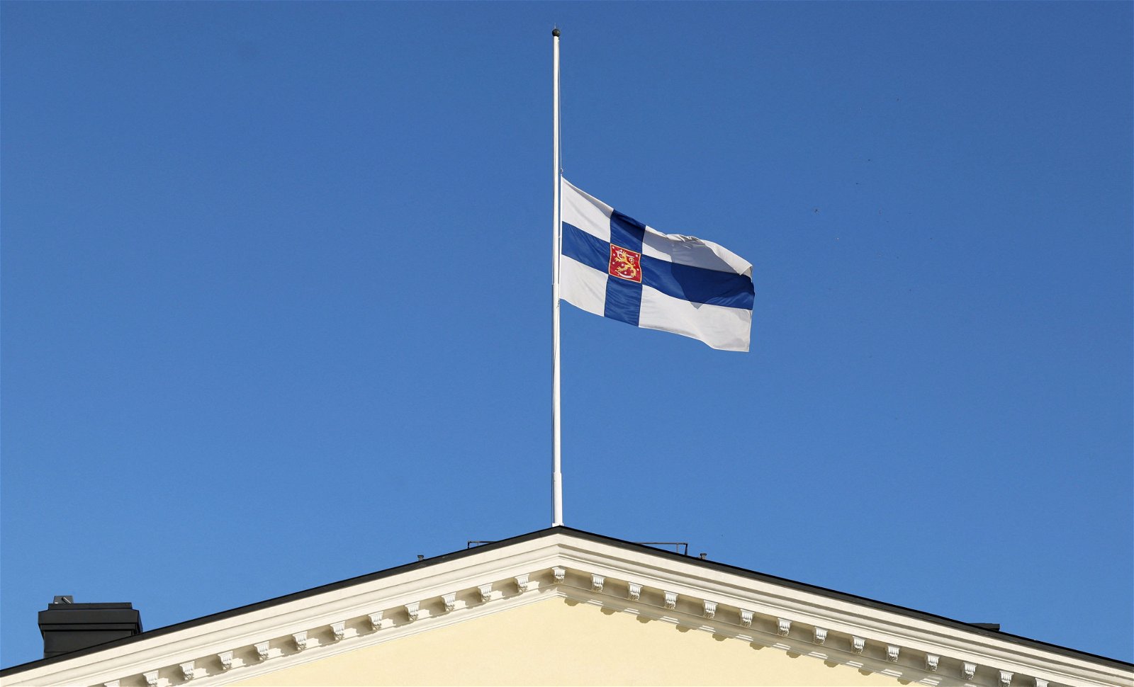 位于芬兰首都赫尔辛基的芬兰总统府周一降半旗，悼念当天辞世的前总统阿赫蒂萨里。（图取自路透社）