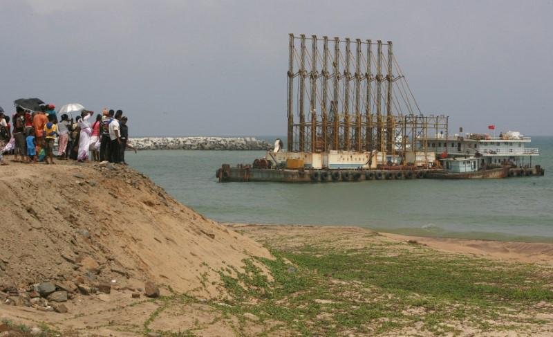 2010年3月24日，中国承包商正在斯里兰卡著手修建汉班托塔港。（图取自路透社）