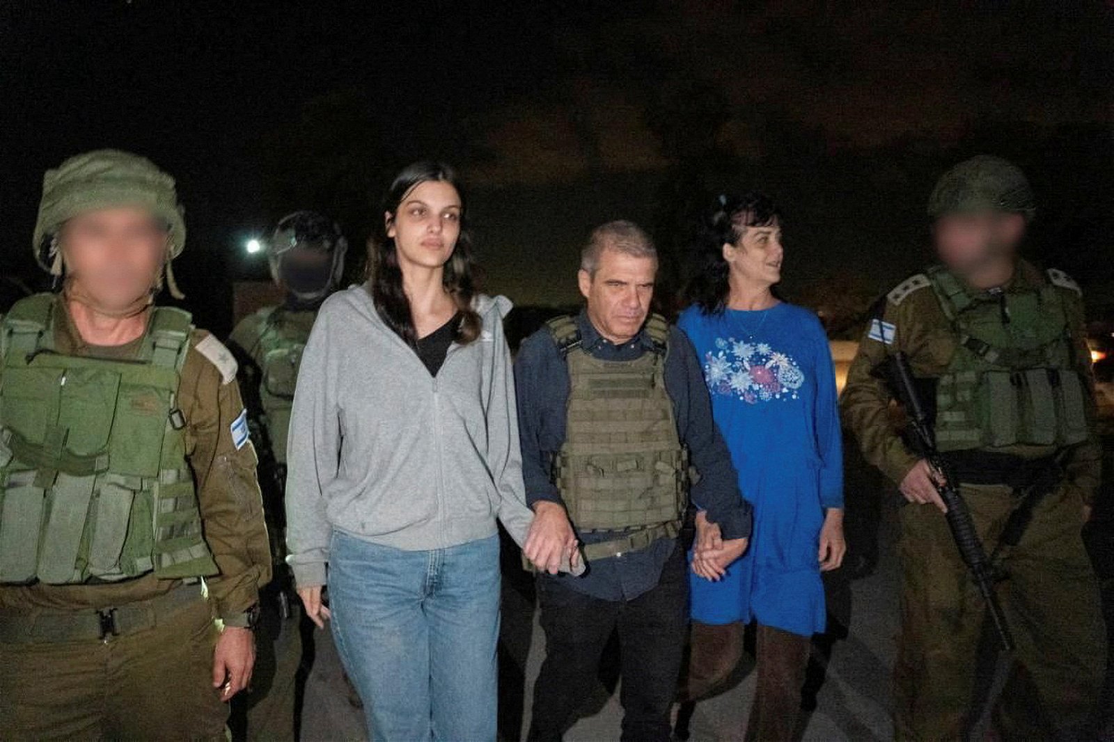 身穿制服的以色列国防军（IDF）人员，当地时间周五护送获释的2名美国人质、朱迪丝·泰·拉阿南（右）和她的女儿纳塔莉·肖莎娜·拉阿南，离开加沙边境至以色列中部的军事基地。（图取自路透社）