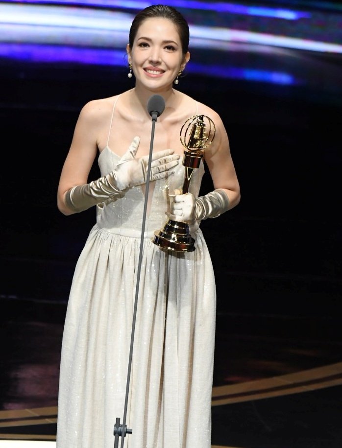 许玮甯凭《她和她的她》夺得迷你剧集（电视电影）女主角奖。