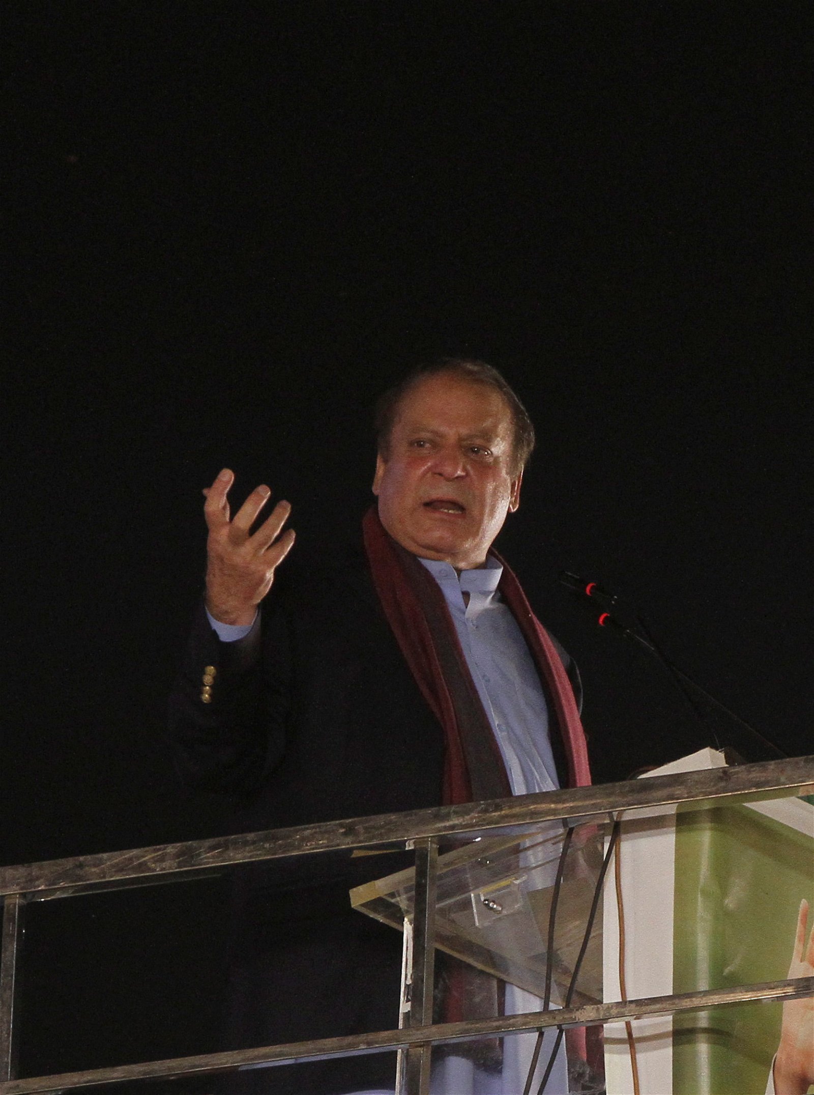 巴基斯坦前总理谢里夫当地时间周六，在巴基斯坦拉合尔向支持者发表讲话。（图取自路透社）