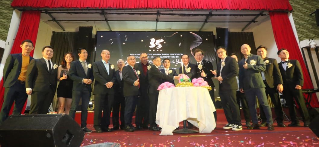 林国文（左9起）、郑国霖及詹荣耀带领一众嘉宾切蛋糕，欢庆马来西亚塑胶厂商公会霹雳分会35周年。