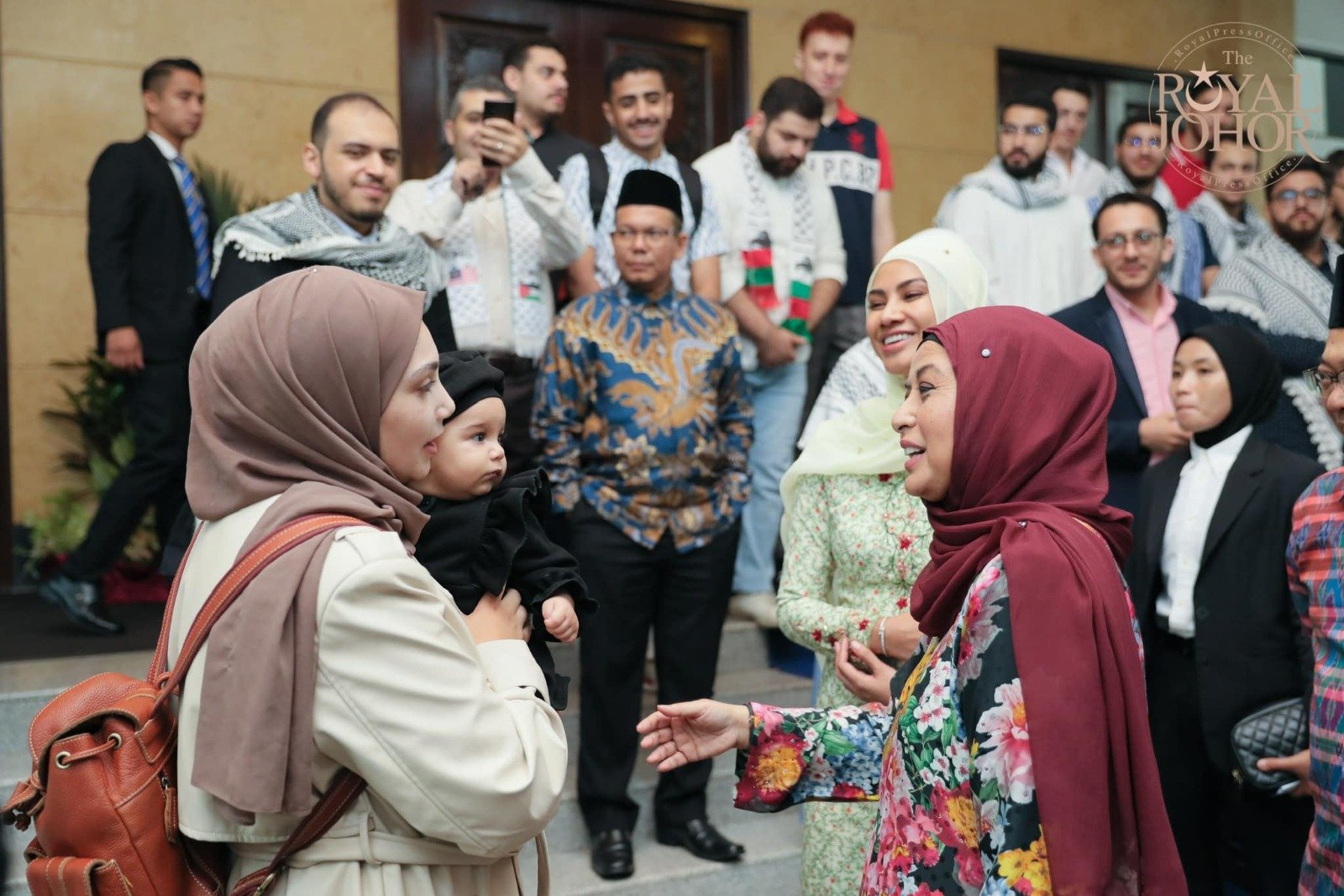 柔佛苏丹后拉惹查丽苏菲雅（右）与其中一名在本地求学的巴勒斯坦学生进行交流。