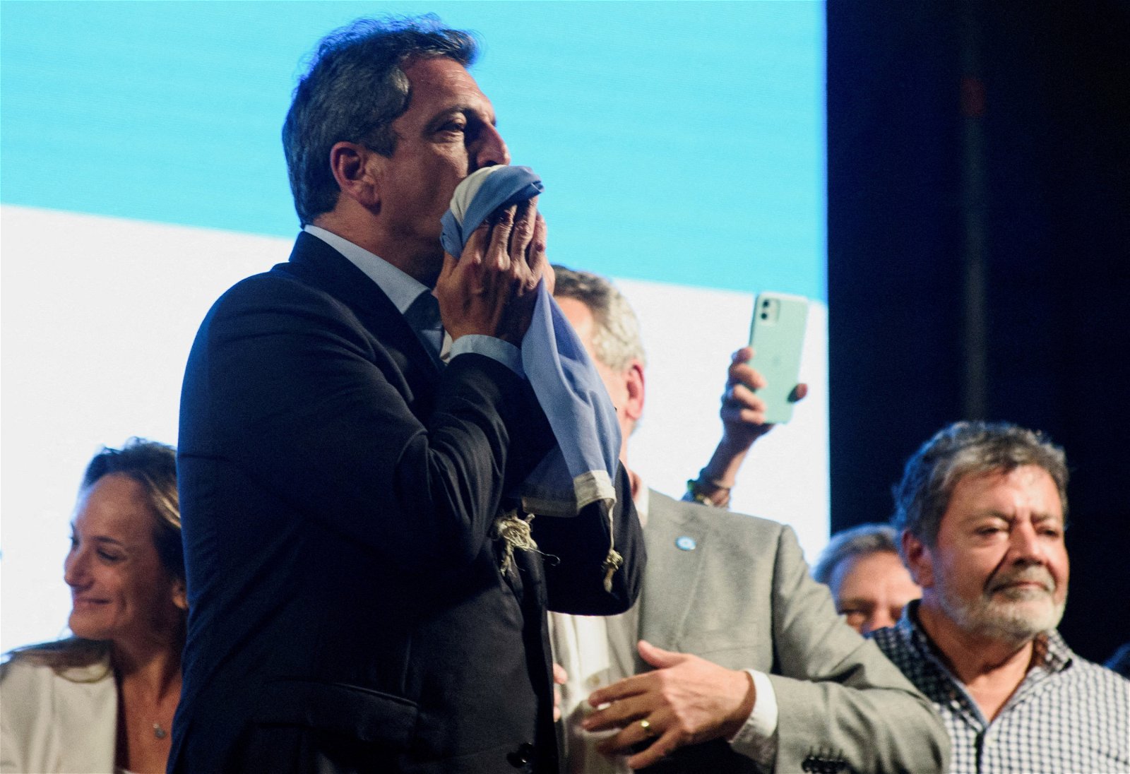 中左翼政党“祖国联盟”候选人、现任阿根廷经济部长马萨，在周日的首轮投票中获得了超过36.6%的选票，位列第一。