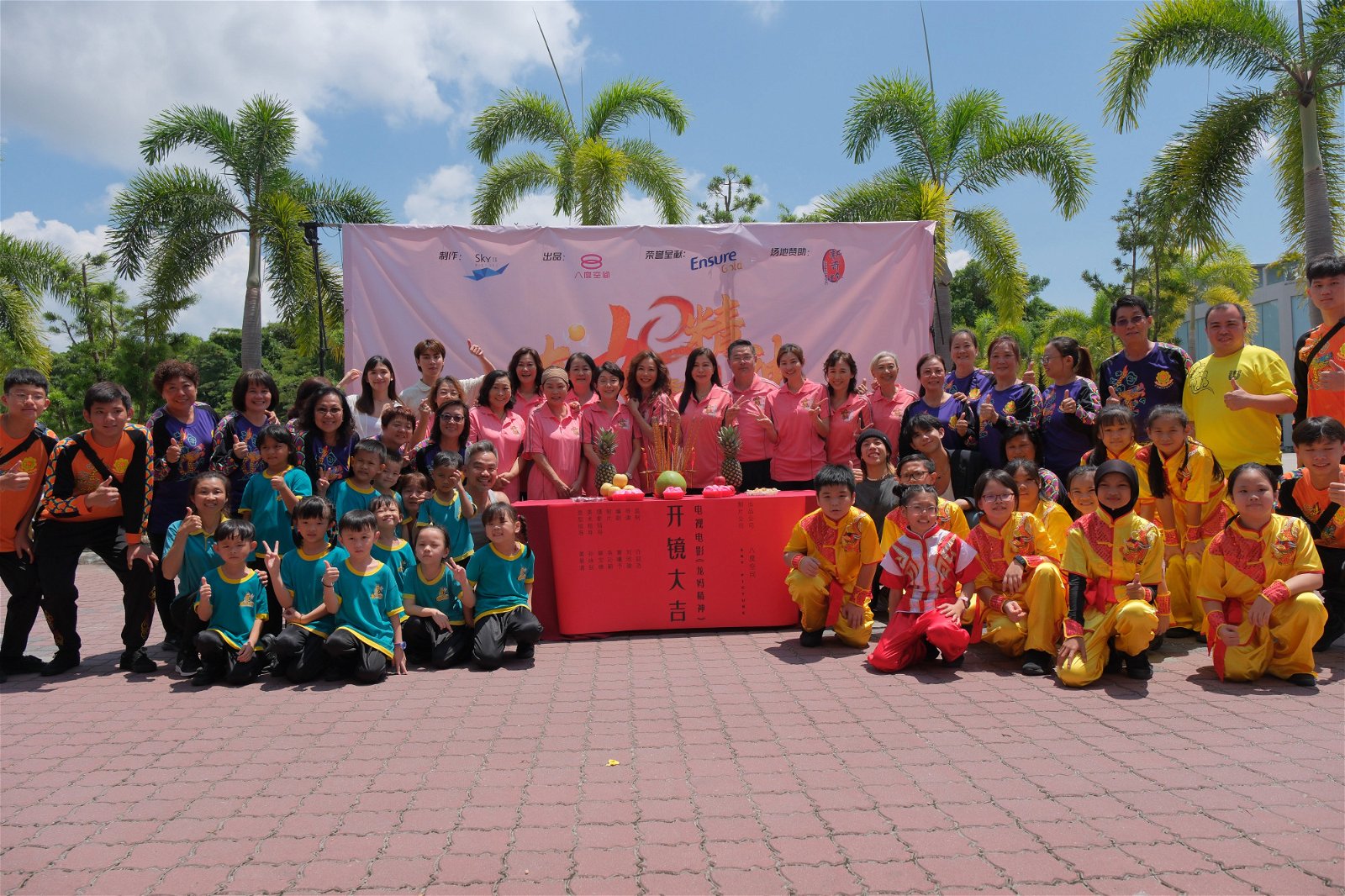《龙妈精神》以巴冬千年巾帼龙队的故事为骨干，是由柔佛麻坡县巴冬潮州会馆妇女组组成的女龙队，她们这次也全程协助拍摄。
