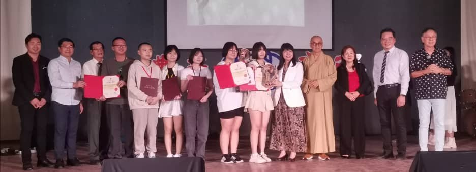 太平华联中学组文学散文优胜者与颁奖人林慧英（左10）等嘉宾合照。