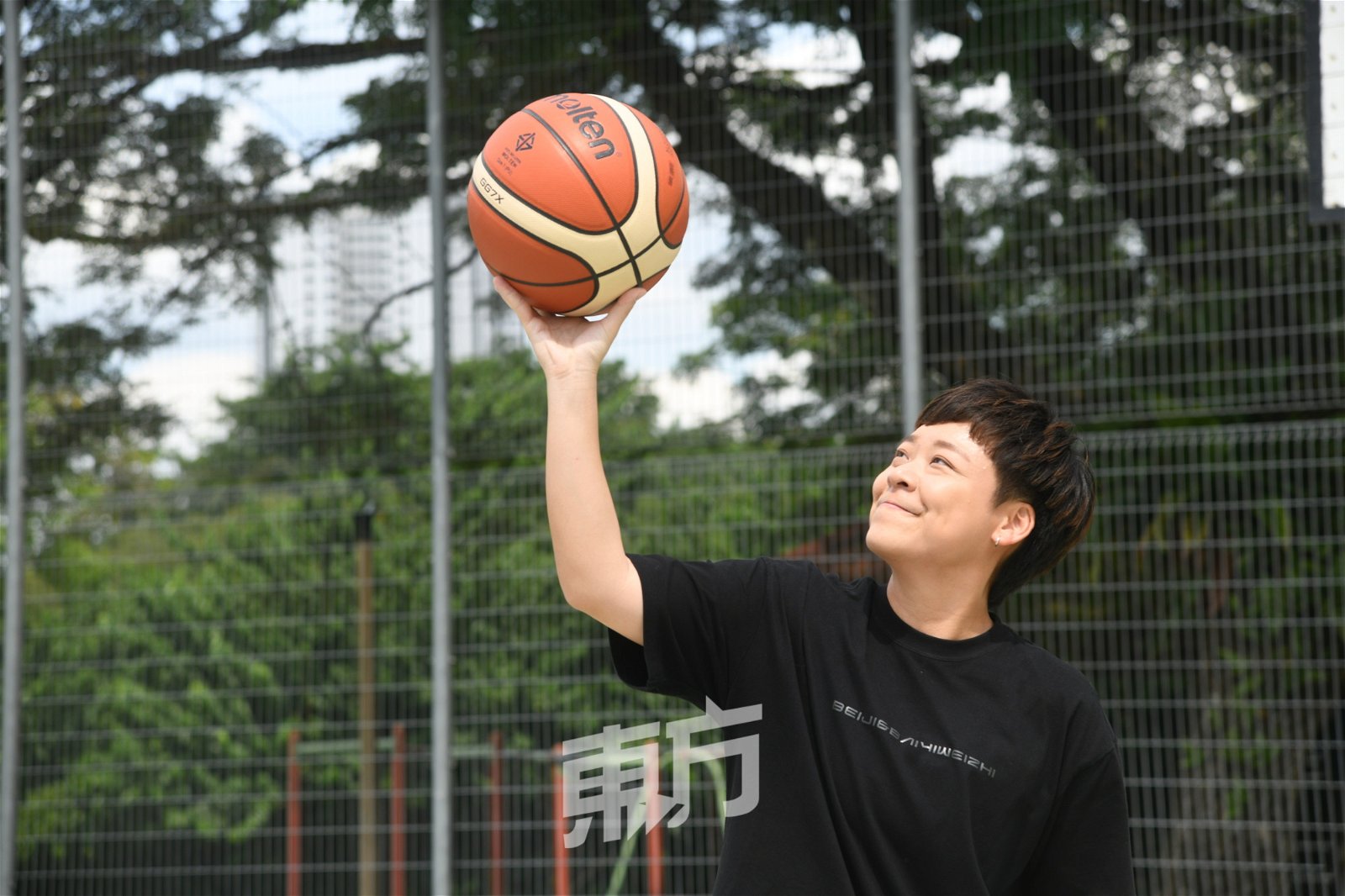 回到中学时期最爱流连的篮球场，赵洁莹谓：“这里没有怎样变，还是充满人情味。”