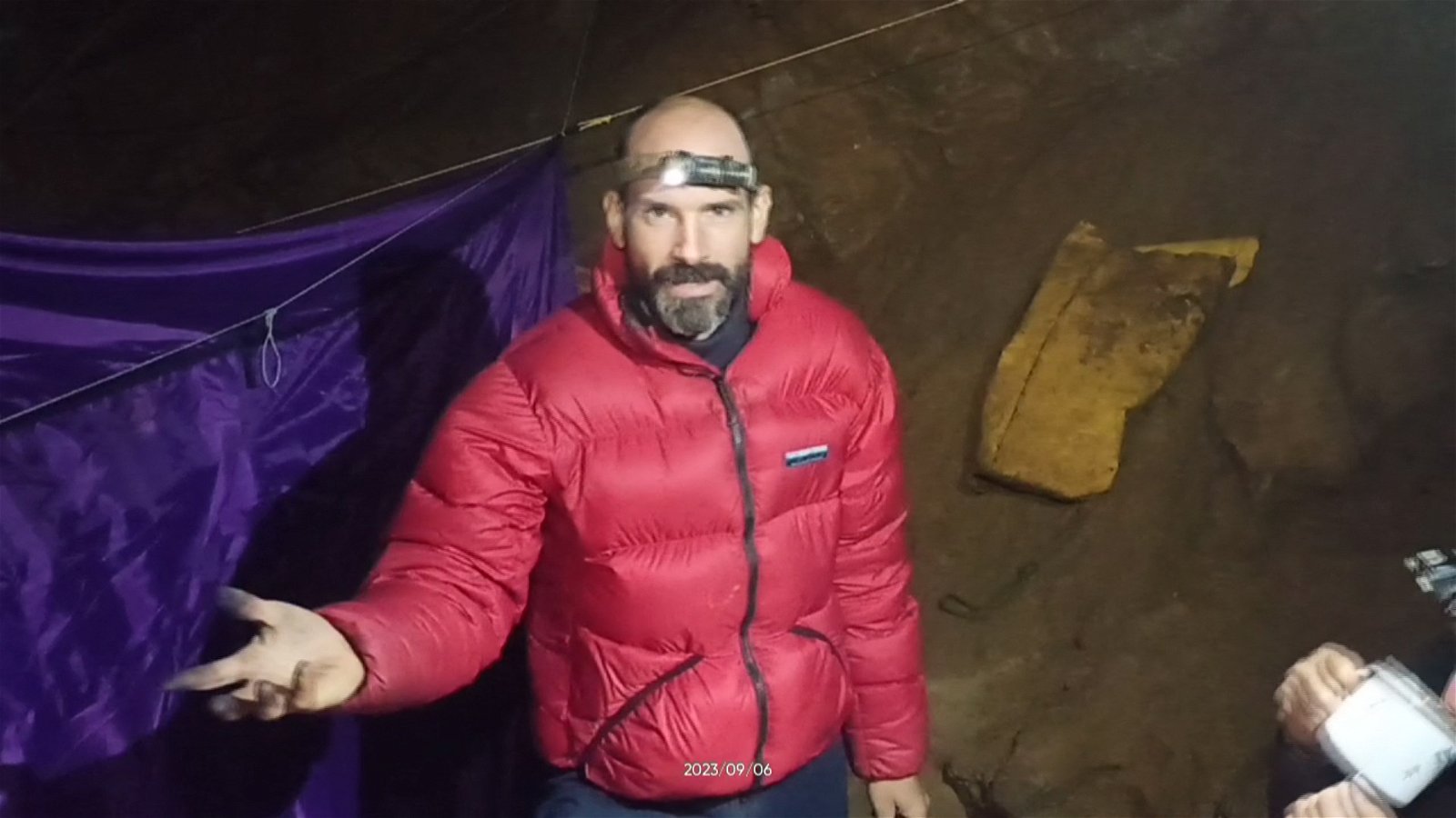 土耳其通讯社上周五（8日）发布的视频显示，美国洞穴探险家迪基站在土耳其莫尔卡洞穴一个营地里，对著镜头发表讲话。（图取自土耳其通讯社/法新社）