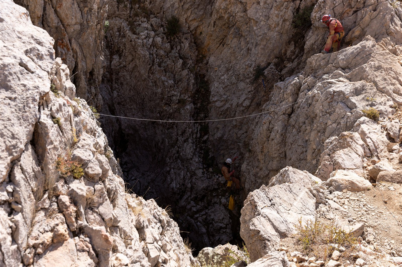 当地时间周日在土耳其梅尔辛省托罗斯山脉莫尔卡洞穴，救援人员正在积极展开营救美国洞穴探险家迪基的行动。（图取自路透社）