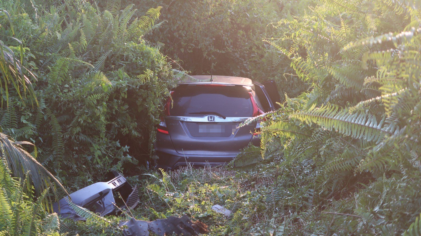 本田爵士轿车直冲往10公尺深的斜坡，车内2人受轻伤。