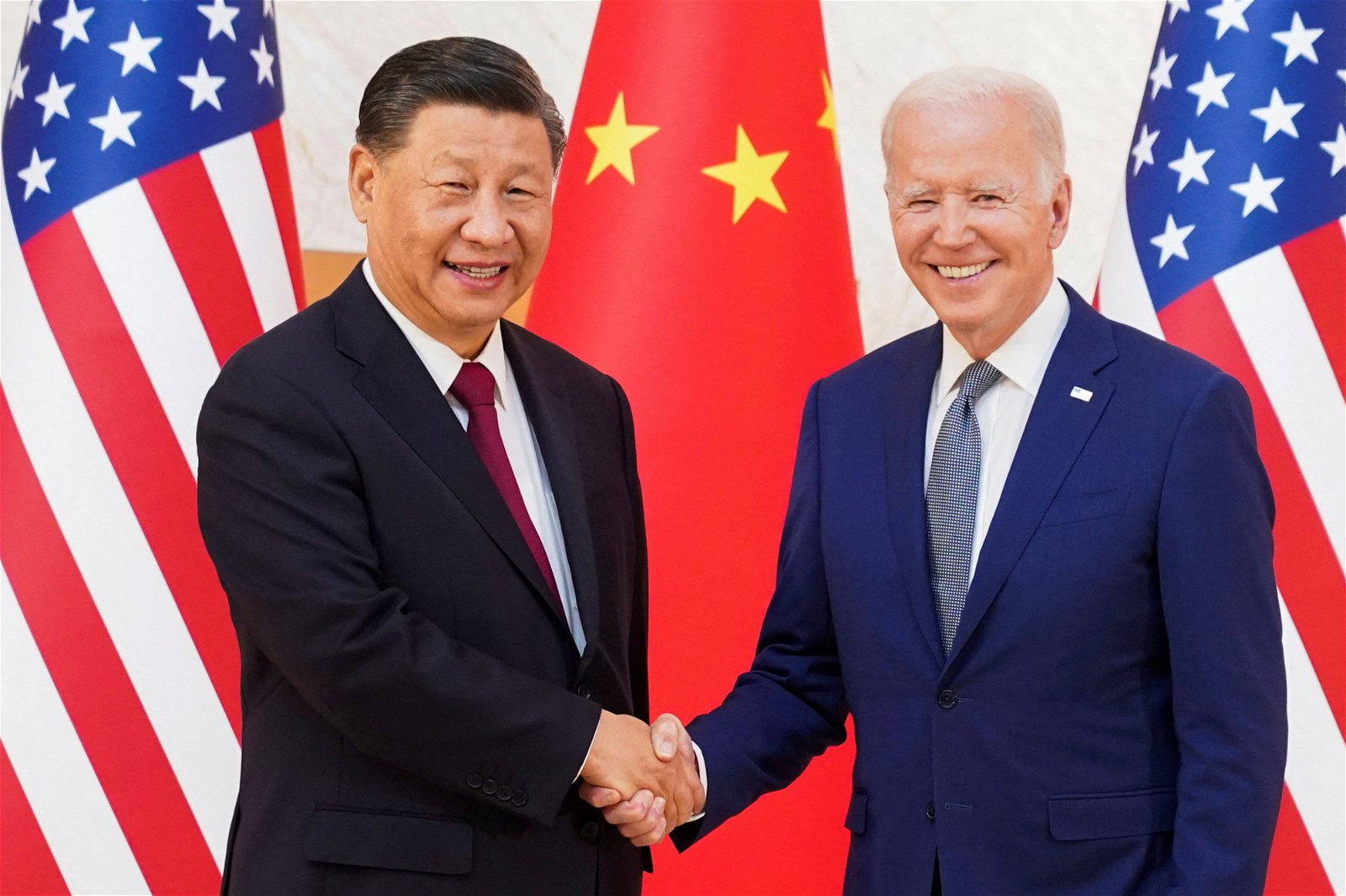去年11月14日，中国国家主席习近平（左）和美国总统拜登，在印尼巴厘岛举行的20国集团（G20）峰会期间，握手合影留念。（图取自路透社）