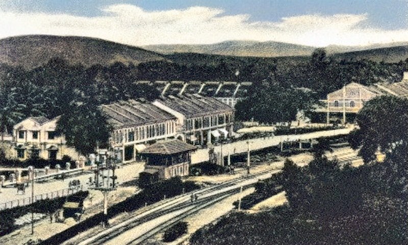 1950年代老照片显示铁道经过十五碑，因距离昔日的白沙罗埠15英里而得名。