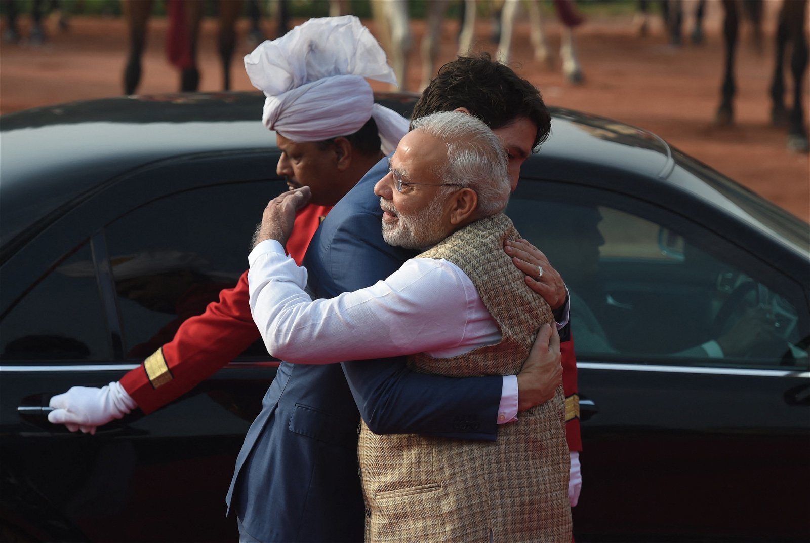 2018年2月23日，加拿大总理特鲁多（左）和印度总理莫迪，在印度新德里总统府举行的招待会上相拥。（法新社档案照）