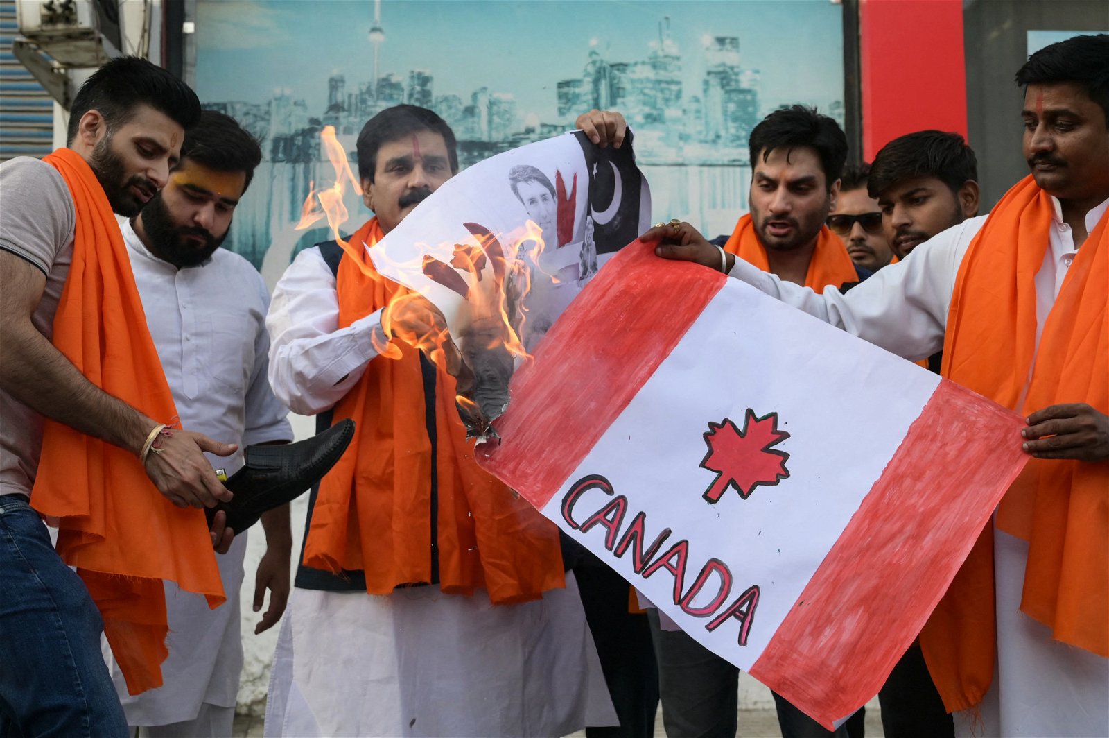 印度活动人士周六，焚烧了描绘著加拿大国旗和加拿大总理特鲁多肖像的横幅。（图取自法新社）