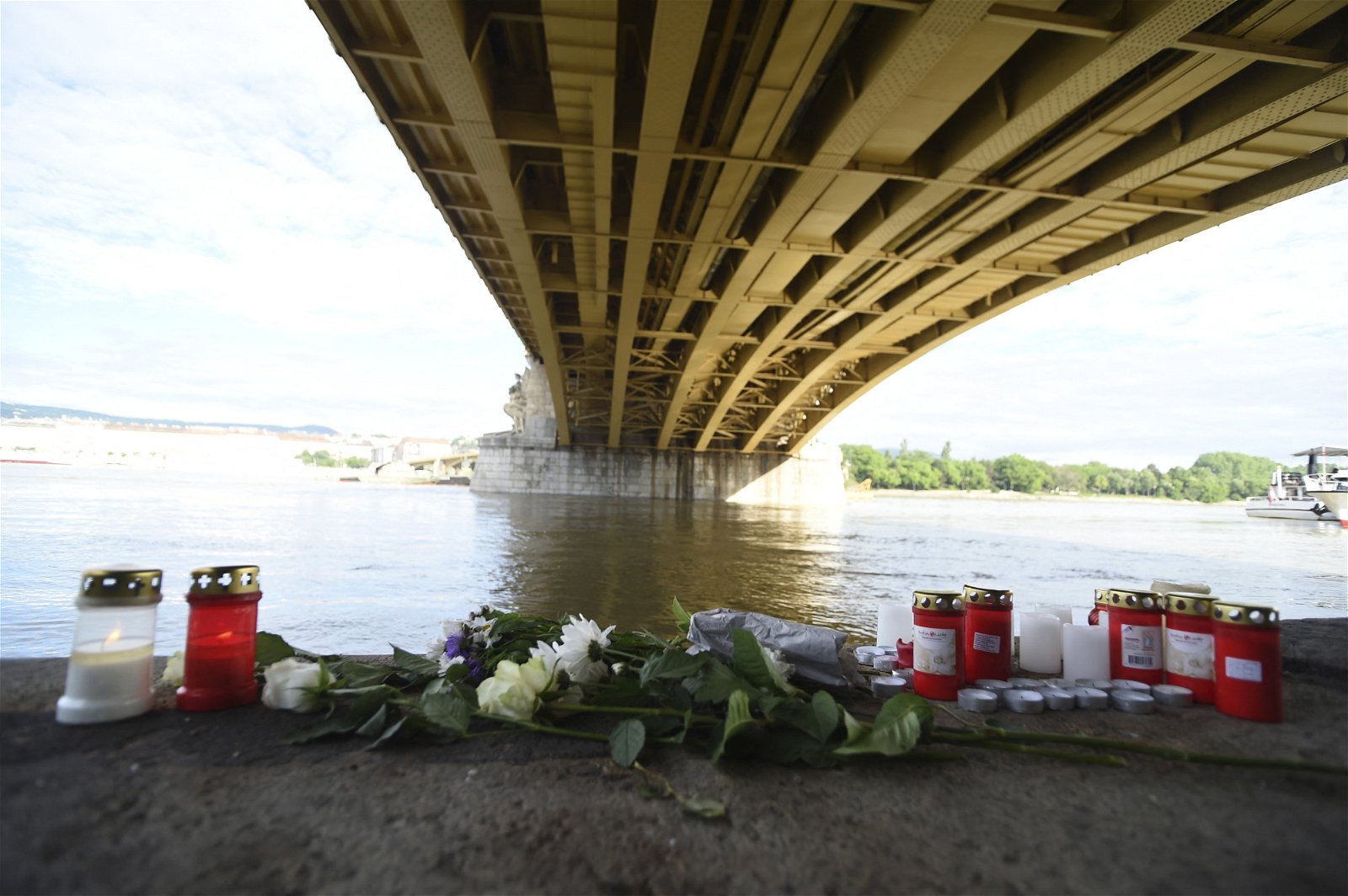2019年5月31日，人们在匈牙利布达佩斯多瑙河，“人鱼”号观光船被撞沉没的事故现场，放置鲜花和蜡烛。（法新社档案照）