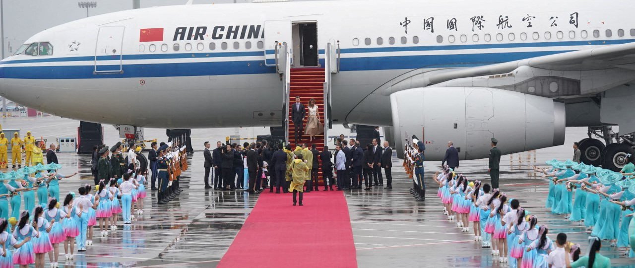 叙利亚总统巴沙尔阿萨德一行人，上周四（21日）乘坐中国国际航空公司专机抵达杭州机场。（图取自叙利亚总统府/路透社）