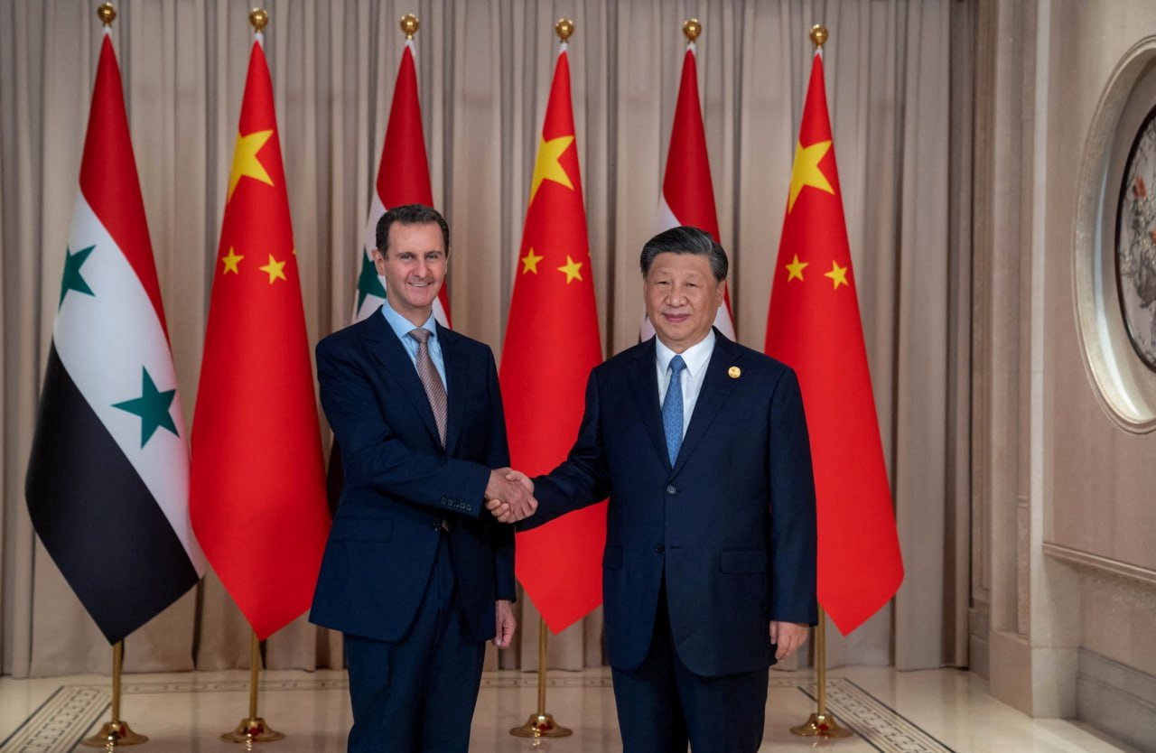叙利亚总统巴沙尔阿萨德（左）和中国国家主席习近平，上周五（22日）在中国浙江省杭州市会面后，握手合影留念。（图取自叙利亚阿拉伯通讯社/路透社）