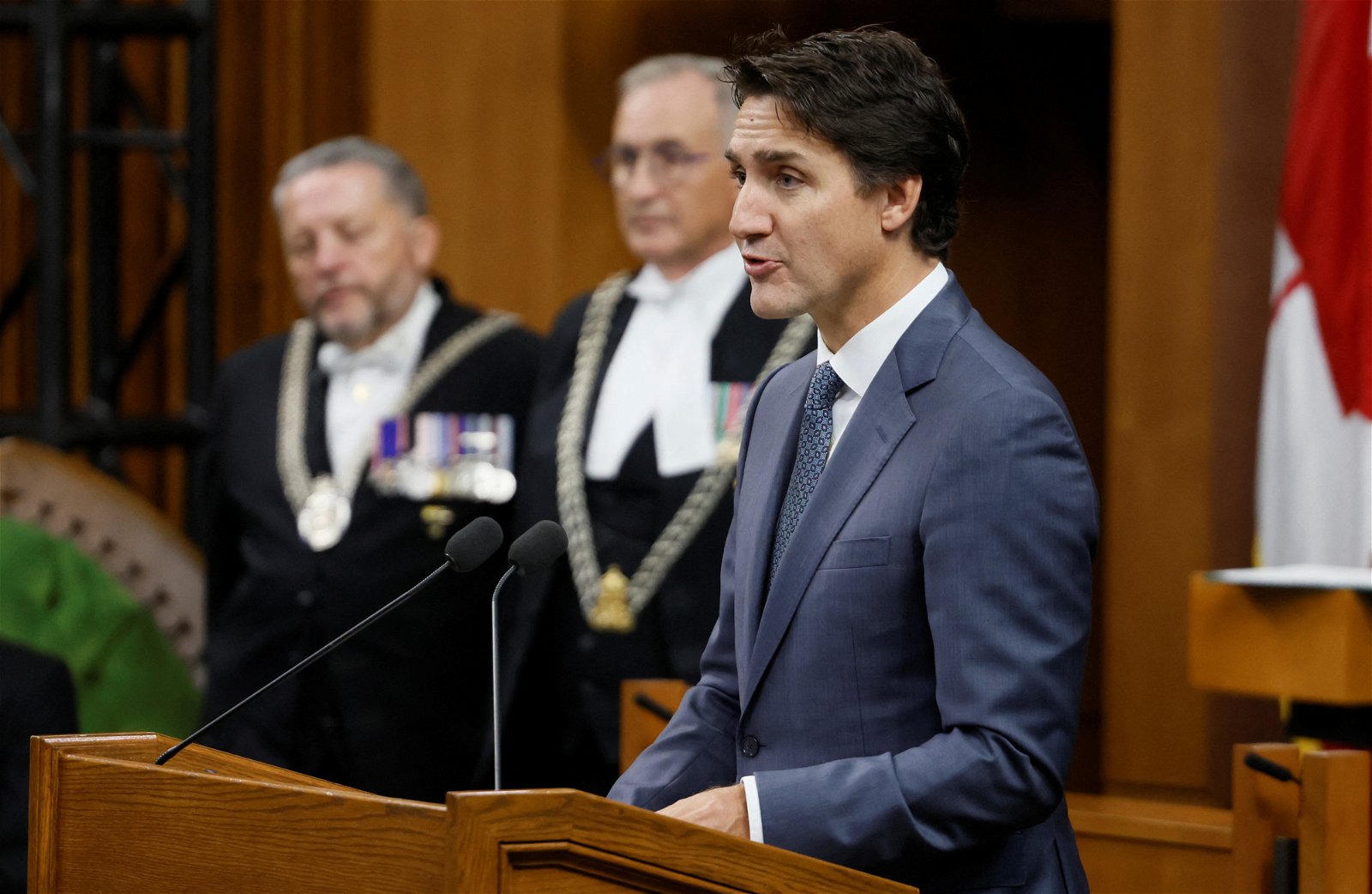 加拿大总理特鲁多上周五（22日），在加拿大渥太华国会众议院发表讲话，中间为加拿大国会众议院议长罗塔。（图取自路透社）