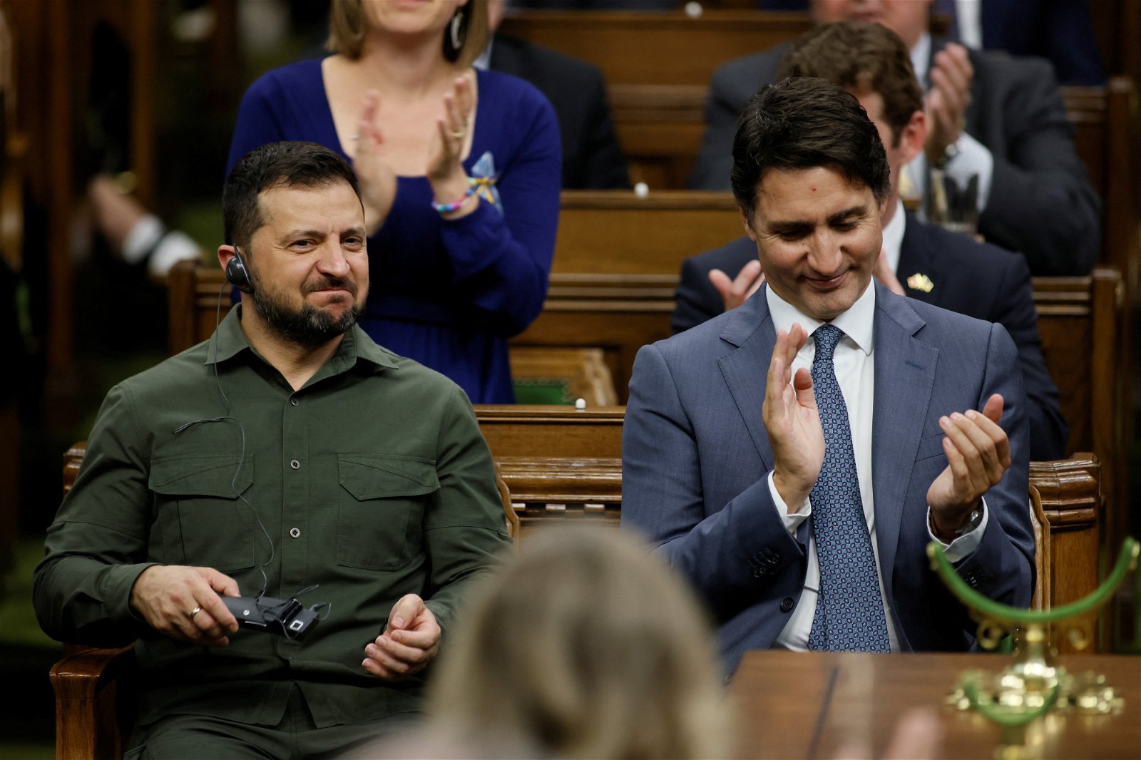 乌克兰总统泽连斯基（左）和加拿大总理特鲁多，上周五（22日）在加拿大渥太华国会山庄，出席加拿大国会众议院会议。（图取自路透社）