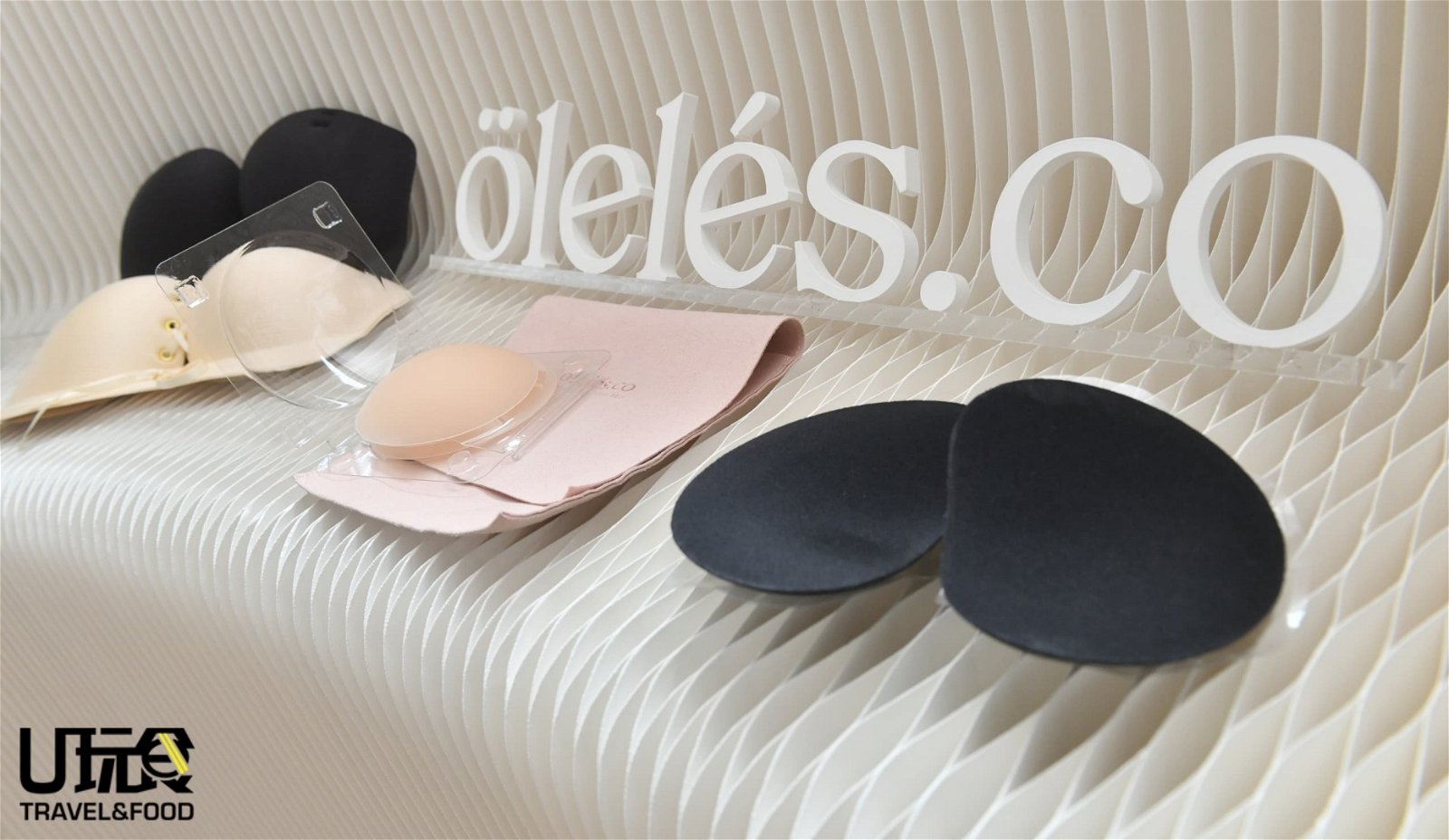 Oleles.co的无肩带聚拢内衣（左）提供A至D罩杯、右为无胶乳贴及加厚胸垫；产品可在官网及线上平台Shopee、Lazada及Tik Tok上购得。
