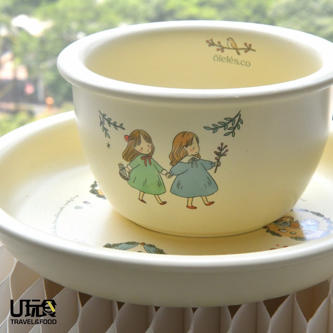 陶瓷餐具上印有的两个小女孩，正是Mia及姐姐Akiyo童年真实写照。