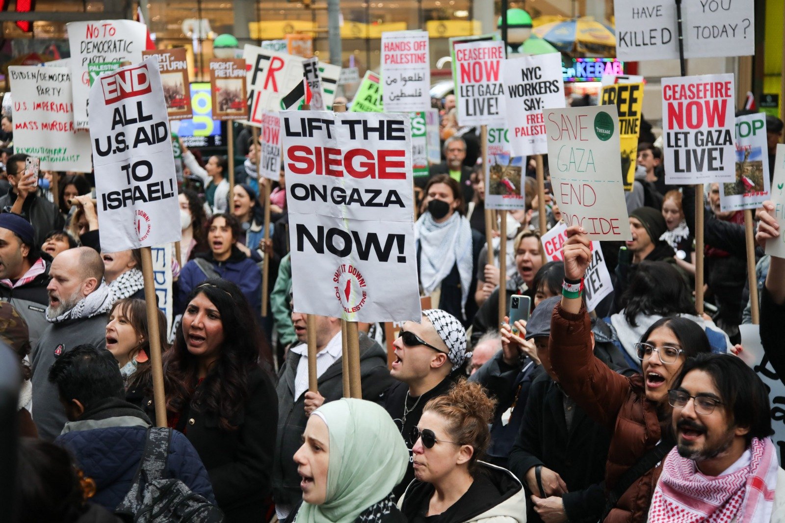 亲巴勒斯坦抗议者上周六聚集在纽约时报广场，除了纪念土地日（1976年3月30 日，以色列政府宣布一项计划，没收萨赫宁和阿拉巴的阿拉伯村庄之间的土地用于国家目的）外，也要求加沙地带停火。（图取自法新社）