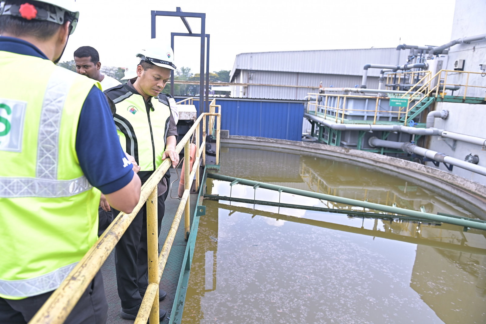 聂纳兹米在视察工厂的污水处理设备。