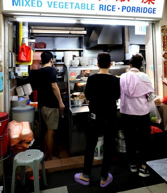 “阿姐杂菜饭糜”的杂菜饭售价遭食客投诉太贵，惟也有受访公众觉得售价合理。