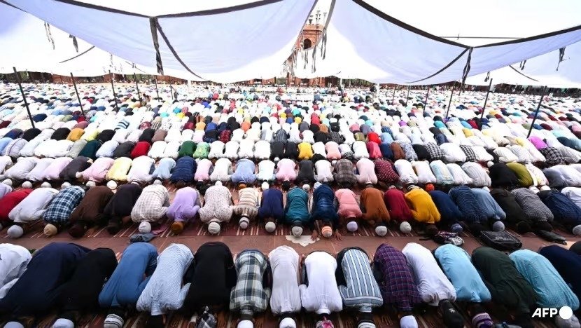 图为去年4月21日，印度穆斯林在斋月的最后一个周五，在新德里旧城区的贾玛清真寺祈祷。（法新社档案照）