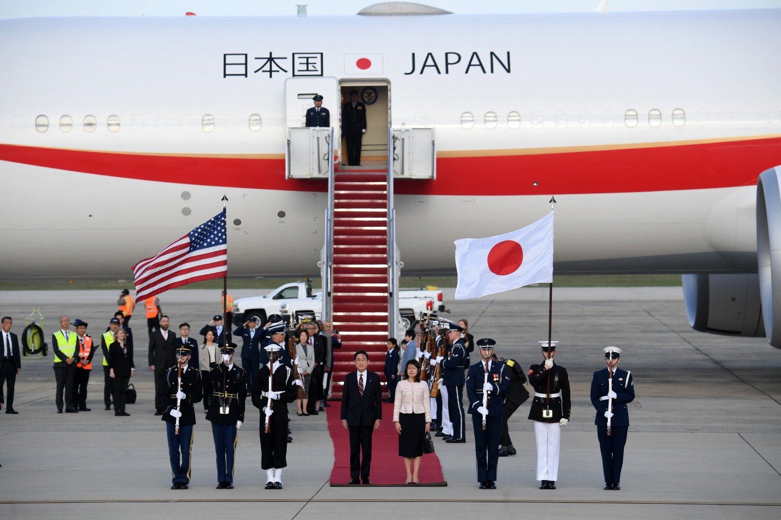 日本首相岸田文雄和夫人搭乘专机于当地时间周一，抵达美国马里兰州安德鲁斯联合基地。（图取自法新社）