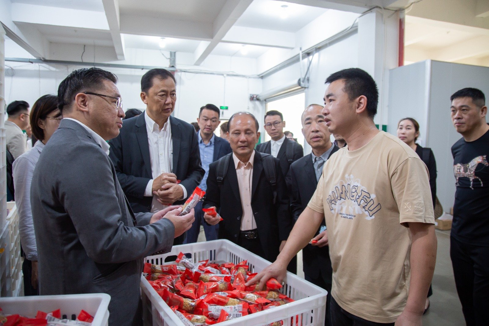 颜天禄（左起）、陈美农、李传财及访问团成员们考察永春县当地特色企业。