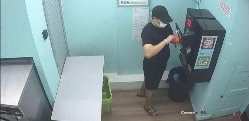 戴黑帽和口罩的男子潜入自助洗衣店偷窃。 （受访者提供）