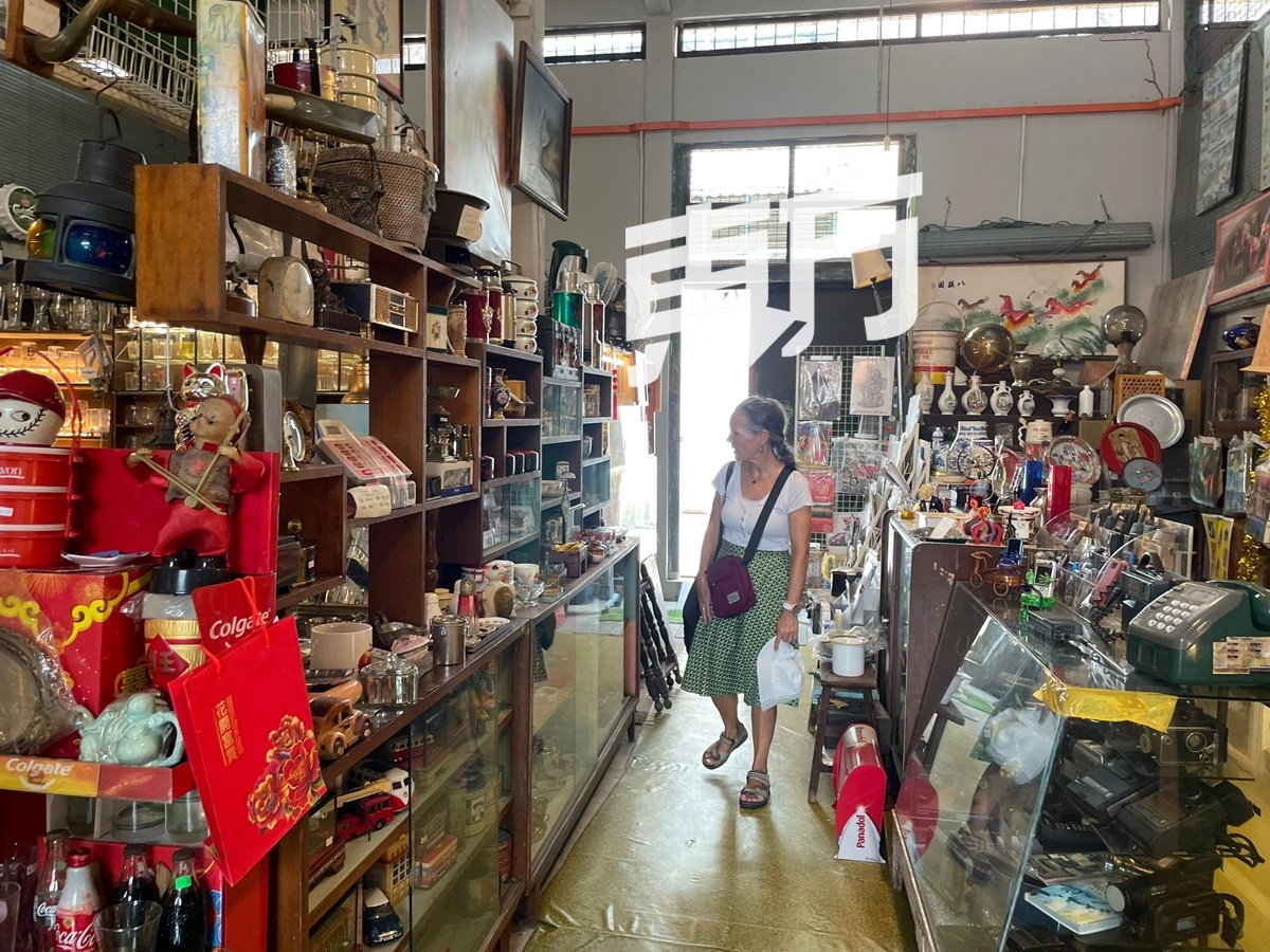 外国游客在摆满各式二手物件的店内闲逛。