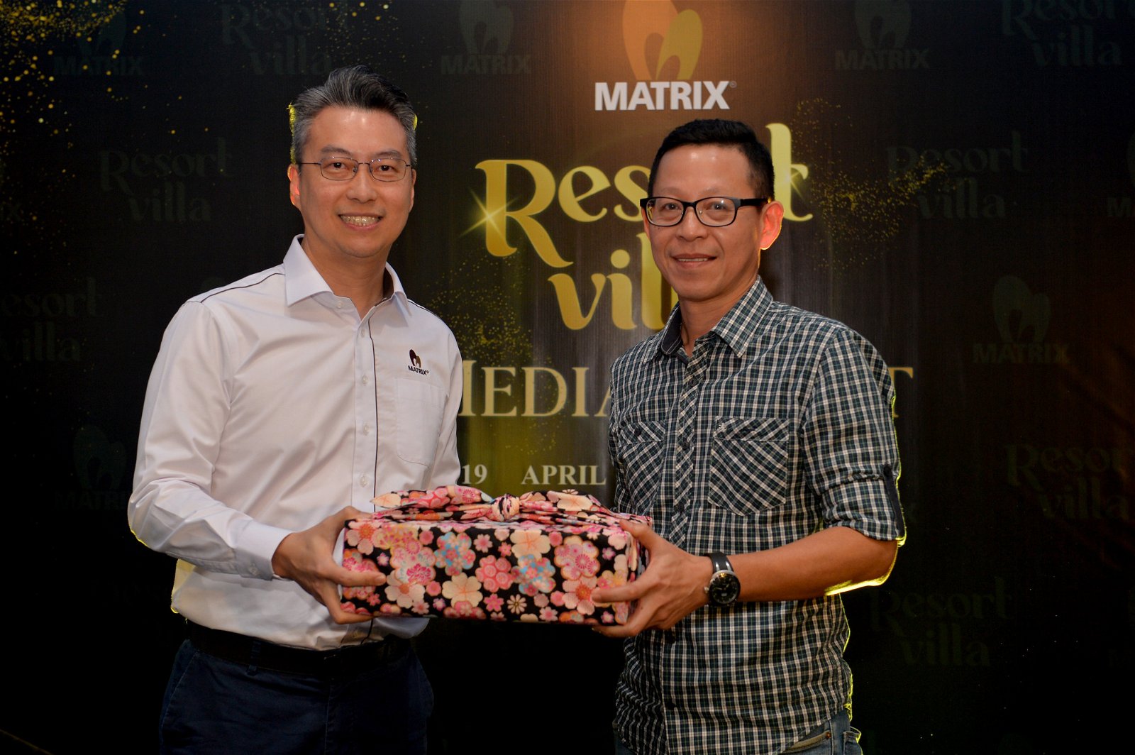 金群利集团总执行长徐庆威(左)颁发纪念品予《东方日报》高级营业专员刘伟棋。